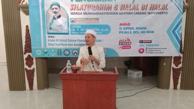 Ustadz Dr. H. Ali Trigiatno, M.Ag. sedang menyampaikan tausiyah mengenai nilai spiritual halal bi halal dalam pengajian warga Muhammadiyah Wonokerto.