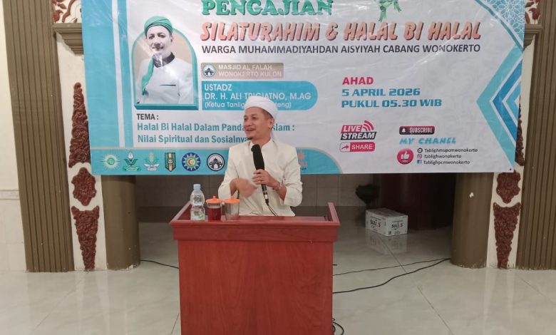 Ustadz Dr. H. Ali Trigiatno, M.Ag. sedang menyampaikan tausiyah mengenai nilai spiritual halal bi halal dalam pengajian warga Muhammadiyah Wonokerto.