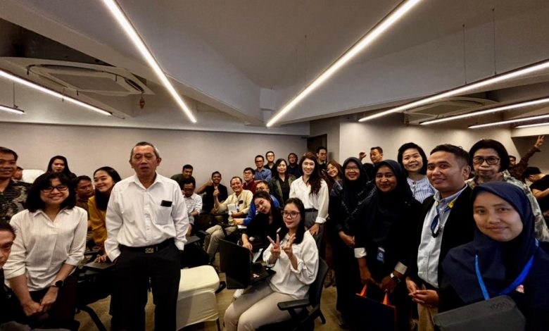 Foto bersama jajaran manajemen SRGroup dan tim ITESA Muhammadiyah Semarang dalam workshop transformasi digital SRGroup berbasis analisis data.