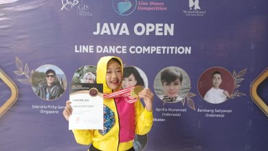Amira Nugraheni Syahida memegang sertifikat dan dua medali emas ajang internasional Java Open Line Dance 2026.