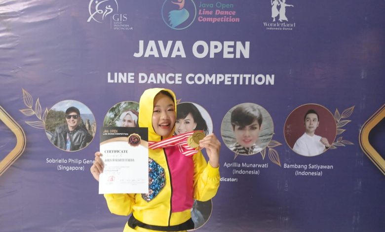 Amira Nugraheni Syahida memegang sertifikat dan dua medali emas ajang internasional Java Open Line Dance 2026.