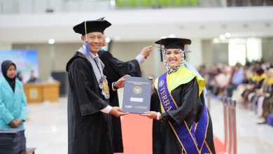 Mariam Ahmad Hamza Serour Elbanna, mahasiswi asal Mesir, menerima dokumen kelulusan pada prosesi wisuda Universitas Muhammadiyah Surakarta sebagai lulusan terbaik.