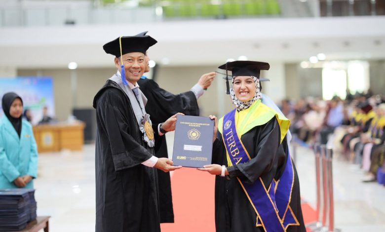 Mariam Ahmad Hamza Serour Elbanna, mahasiswi asal Mesir, menerima dokumen kelulusan pada prosesi wisuda Universitas Muhammadiyah Surakarta sebagai lulusan terbaik.