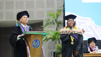 Rektor UMS Prof Harun Joko Prayitno bersama wisudawati asal Fiji, Veville Volatabu Nabalarua, dalam Upacara Wisuda Periode III UMS di Edutorium KH Ahmad Dahlan.
