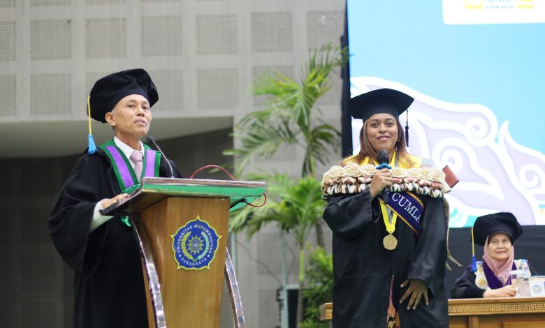 Rektor UMS Prof Harun Joko Prayitno bersama wisudawati asal Fiji, Veville Volatabu Nabalarua, dalam Upacara Wisuda Periode III UMS di Edutorium KH Ahmad Dahlan.