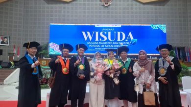Direktur RS UMS A.R. Fachrudin, Prof. dr. Dr. Em Sutrisna, M.Kes., bersama keluarga dan wisudawati Kedokteran UMS, Nazala Suha Arisna, berfoto usai Upacara Wisuda Periode III UMS.