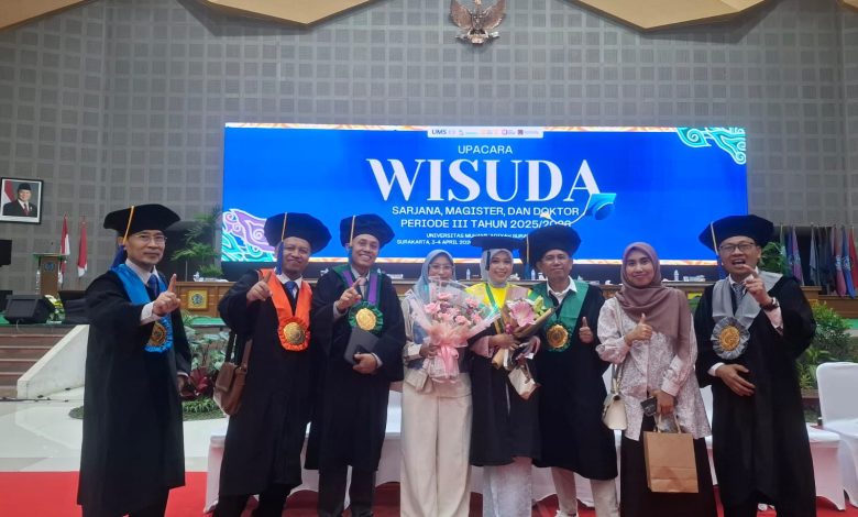 Direktur RS UMS A.R. Fachrudin, Prof. dr. Dr. Em Sutrisna, M.Kes., bersama keluarga dan wisudawati Kedokteran UMS, Nazala Suha Arisna, berfoto usai Upacara Wisuda Periode III UMS.