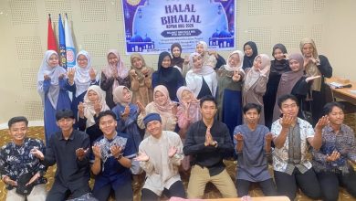 Pengurus, anggota, dan peserta Halal Bihalal KOPMA UMS berfoto bersama usai kegiatan di Ruang Meeting Besar Griya Mahasiswa UMS.