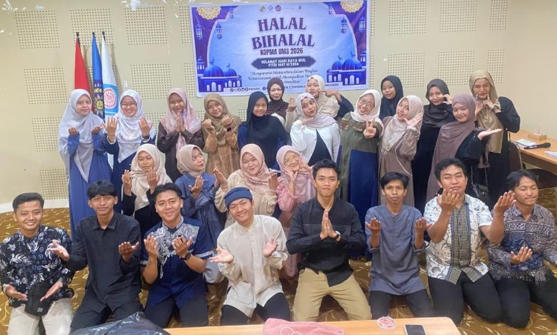 Pengurus, anggota, dan peserta Halal Bihalal KOPMA UMS berfoto bersama usai kegiatan di Ruang Meeting Besar Griya Mahasiswa UMS.