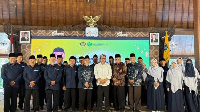 Rombongan pengurus, alumni, dan calon jamaah haji KBIHU Ar-Roudloh Temanggung berfoto bersama dalam Pertemuan Akbar di Pendopo Pengayoman Temanggung, Ahad 5 April 2026.