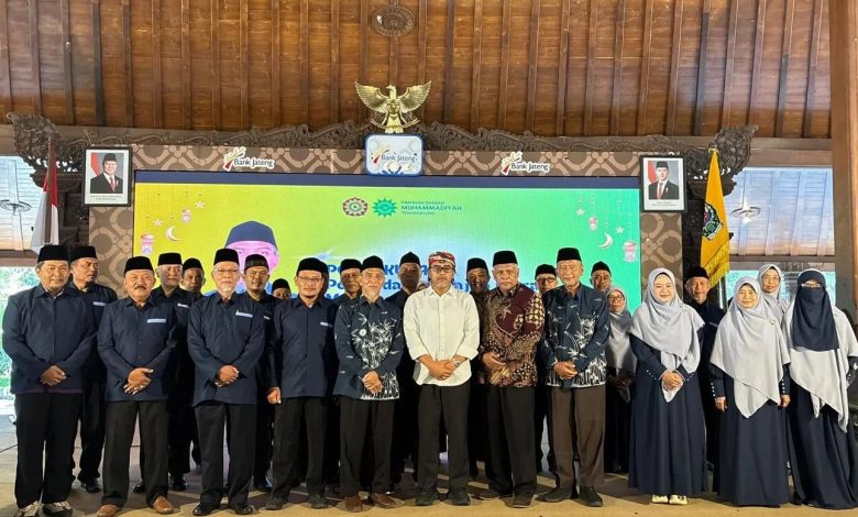 Rombongan pengurus, alumni, dan calon jamaah haji KBIHU Ar-Roudloh Temanggung berfoto bersama dalam Pertemuan Akbar di Pendopo Pengayoman Temanggung, Ahad 5 April 2026.