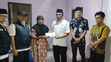 Lazismu Parakan menyerahkan bantuan tunai kepada Ibu Wahmi, lansia korban kebakaran di Lingkungan Kemalangan, Parakan Wetan, Temanggung, Kamis 2 April 2026.