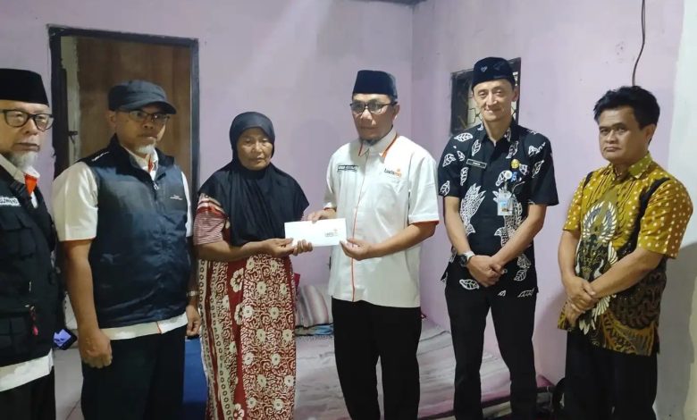 Lazismu Parakan menyerahkan bantuan tunai kepada Ibu Wahmi, lansia korban kebakaran di Lingkungan Kemalangan, Parakan Wetan, Temanggung, Kamis 2 April 2026.