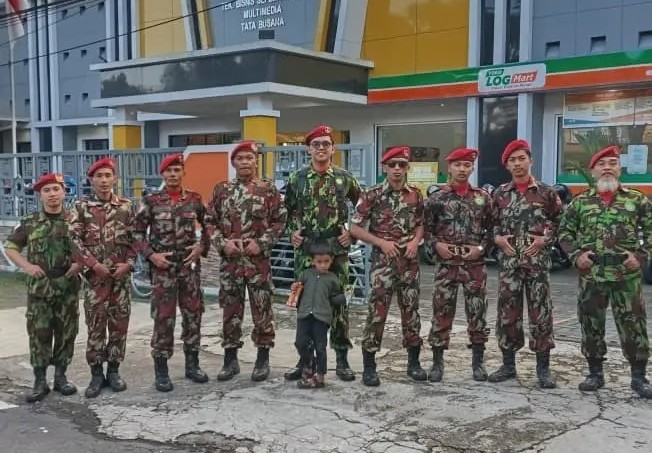 Anggota KOKAM Cabang Temanggung berfoto bersama di depan SMK Muhammadiyah 1 Temanggung usai mendukung kegiatan halalbihalal dan Kuliah Subuh Ahad Pagi, Ahad 5 April 2026.