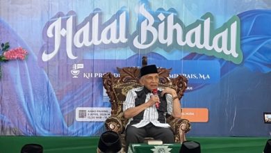 Muhammad Amin Rais menyampaikan ceramah dalam acara halalbihalal PRM Adipuro di Masjid Nurul Huda, Desa Adipuro, Kabupaten Magelang, Minggu 5 April 2026.