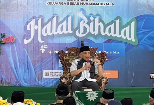 Muhammad Amin Rais menyampaikan ceramah dalam acara halalbihalal PRM Adipuro di Masjid Nurul Huda, Desa Adipuro, Kabupaten Magelang, Minggu 5 April 2026.