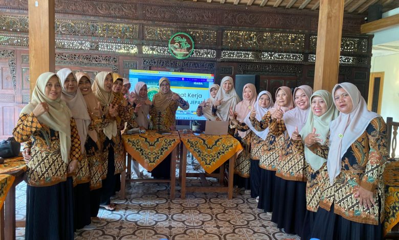 Foto bersama pengurus PD IGABA Jepara dan Majelis PAUD Dasmen PDA Jepara saat Raker penguatan kemandirian organisasi IGABA di Klaten.