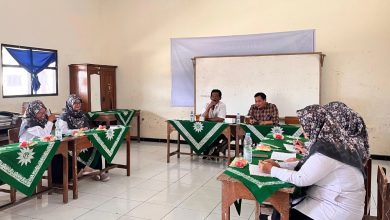 Majelis Dikdasmen PDM Temanggung melakukan evaluasi dan pendampingan strategi pemasaran PPDB 2026/2027 bersama tim MI Al Falah Medari di ruang kelas.