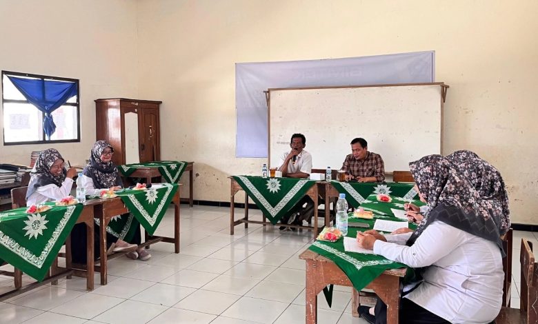 Majelis Dikdasmen PDM Temanggung melakukan evaluasi dan pendampingan strategi pemasaran PPDB 2026/2027 bersama tim MI Al Falah Medari di ruang kelas.