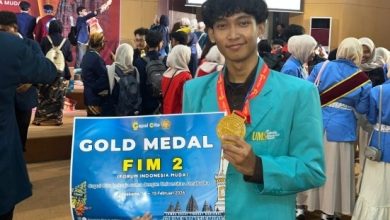 Mahasiswa UMS menunjukkan medali emas dan piagam penghargaan Forum Indonesia Muda 2 atas inovasi Edu Solar & IoT Hub.