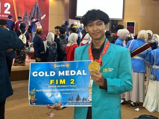 Mahasiswa UMS menunjukkan medali emas dan piagam penghargaan Forum Indonesia Muda 2 atas inovasi Edu Solar & IoT Hub.