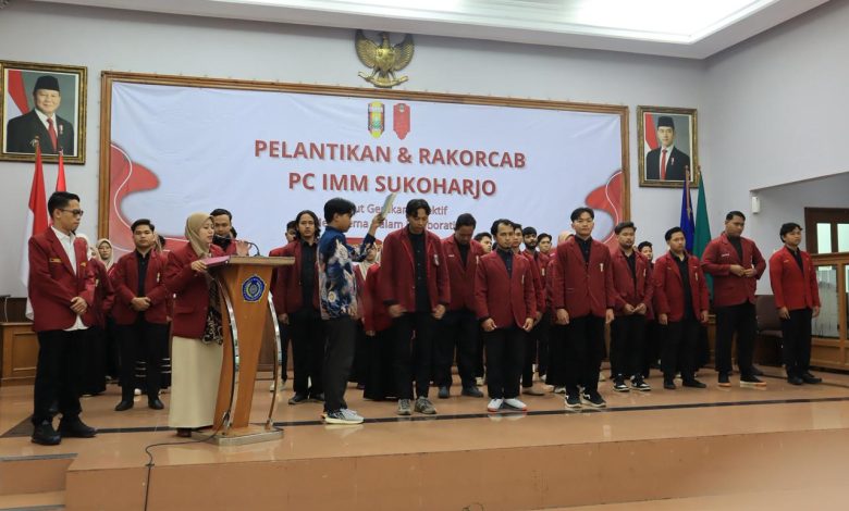 Pelantikan dan Rakorcab PC IMM Sukoharjo di Auditorium Moh. Djazman UMS dengan jajaran pengurus berdiri di atas panggung.