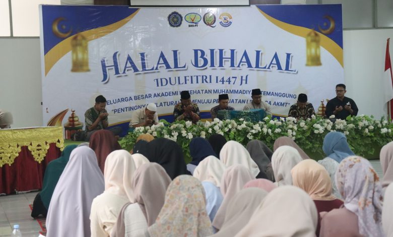 Suasana Halal Bihalal Idulfitri 1447 H Keluarga Besar AKMT di aula dengan peserta dan pemateri mengikuti rangkaian acara.