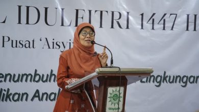 Seorang pembicara menyampaikan sambutan dalam acara Halal Bihalal 1447 H Pimpinan Pusat ‘Aisyiyah di podium.