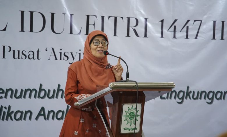 Seorang pembicara menyampaikan sambutan dalam acara Halal Bihalal 1447 H Pimpinan Pusat ‘Aisyiyah di podium.