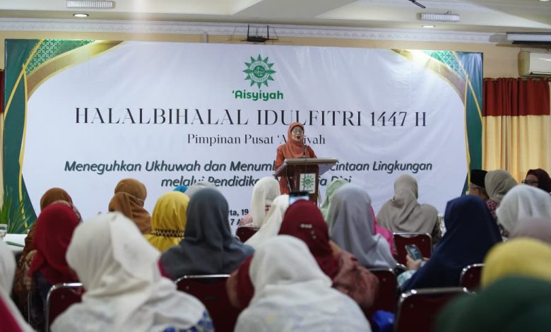 Kegiatan Halal Bihalal ‘Aisyiyah 1447 H di Jakarta dengan pembicara menyampaikan tausiyah di depan peserta perempuan dalam forum silaturahim dan edukasi lingkungan.