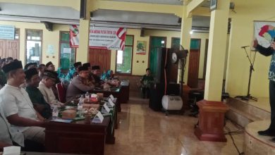 Ustaz menyampaikan tausiah dalam pengajian rutin dua bulanan PCM Jeruklegi yang dirangkai dengan halalbihalal di Pendopo Balai Desa Tritih Lor, Cilacap.