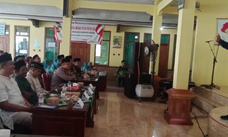 Ustaz menyampaikan tausiah dalam pengajian rutin dua bulanan PCM Jeruklegi yang dirangkai dengan halalbihalal di Pendopo Balai Desa Tritih Lor, Cilacap.