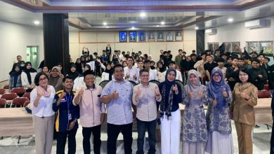 Peserta, dosen, dan narasumber berfoto bersama usai kuliah tamu Prodi PTO UMPWR tentang transformasi pendidikan di era digital di Ruang Seminar Kampus Timur.