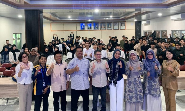 Peserta, dosen, dan narasumber berfoto bersama usai kuliah tamu Prodi PTO UMPWR tentang transformasi pendidikan di era digital di Ruang Seminar Kampus Timur.
