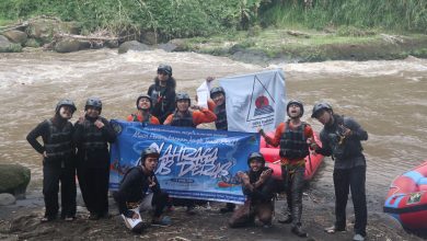Peserta masa pengembaraan KMPA Giri Bahama Fakultas Geografi UMS berfoto di tepi Sungai Elo, Magelang, usai kegiatan olahraga arus deras.