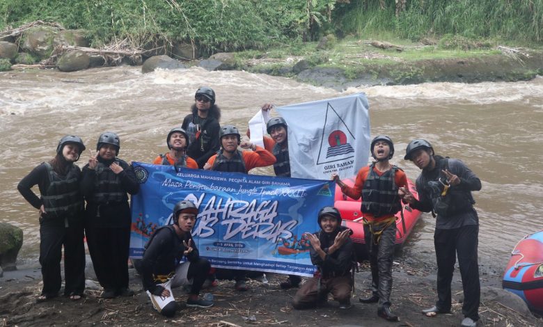 Peserta masa pengembaraan KMPA Giri Bahama Fakultas Geografi UMS berfoto di tepi Sungai Elo, Magelang, usai kegiatan olahraga arus deras.