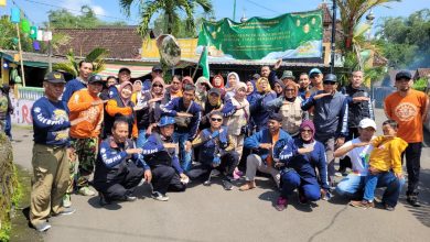 Peserta Touring Syawalan Bikersmu Chapter Klaten berfoto bersama di depan Masjid Shirotol Mustaqim, Turi, Sleman, sebelum melanjutkan kegiatan bakti sosial dan tadzabur alam.