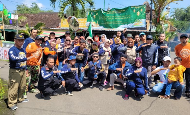 Peserta Touring Syawalan Bikersmu Chapter Klaten berfoto bersama di depan Masjid Shirotol Mustaqim, Turi, Sleman, sebelum melanjutkan kegiatan bakti sosial dan tadzabur alam.
