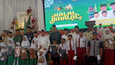 Anak-anak yatim menerima santunan dalam acara Halalbihalal Muhammadiyah dan Nahdlatul Ulama Kabupaten Jepara di Gedung Wanita Jepara, Selasa, 7 April 2026.