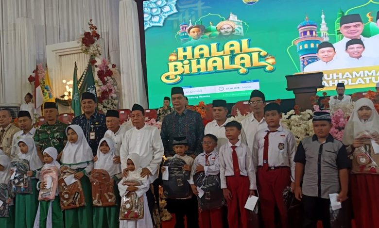 Anak-anak yatim menerima santunan dalam acara Halalbihalal Muhammadiyah dan Nahdlatul Ulama Kabupaten Jepara di Gedung Wanita Jepara, Selasa, 7 April 2026.