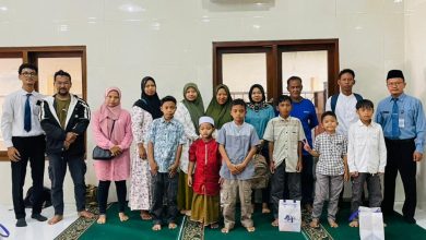 Peserta khitan massal SD Muhammadiyah PK Banyudono berfoto bersama panitia dan keluarga usai kegiatan dalam rangka Milad ke-18.