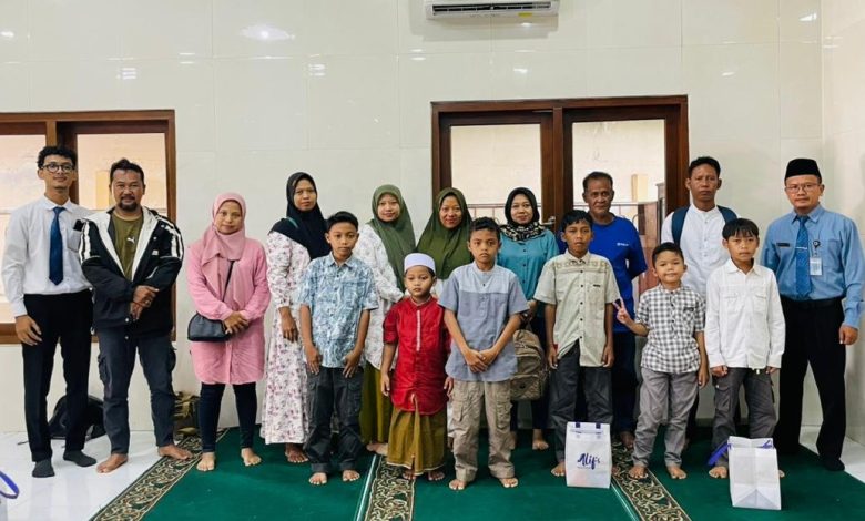 Peserta khitan massal SD Muhammadiyah PK Banyudono berfoto bersama panitia dan keluarga usai kegiatan dalam rangka Milad ke-18.