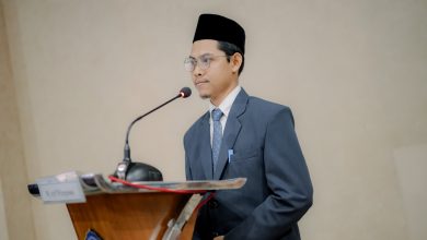 Muhammad Arif Wicagsono memaparkan disertasi dalam sidang terbuka promosi doktor Program Doktor PAI UMS di Surakarta.