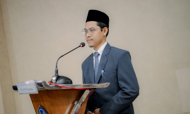 Muhammad Arif Wicagsono memaparkan disertasi dalam sidang terbuka promosi doktor Program Doktor PAI UMS di Surakarta.