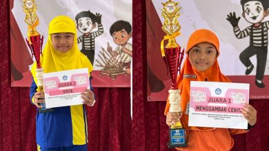 Dua siswi SD Muhammadiyah Palur menunjukkan trofi dan piagam Juara 1 FLS3N tingkat Kecamatan Mojolaban 2026 pada cabang Kriya dan Menggambar Cerita.