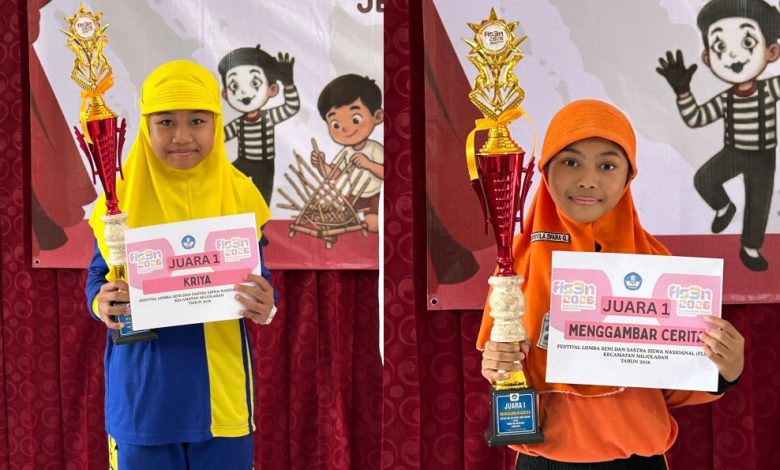 Dua siswi SD Muhammadiyah Palur menunjukkan trofi dan piagam Juara 1 FLS3N tingkat Kecamatan Mojolaban 2026 pada cabang Kriya dan Menggambar Cerita.