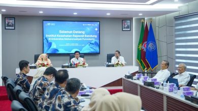 Suasana kunjungan studi banding Institut Kesehatan Rajawali Bandung di Universitas Muhammadiyah Purwokerto terkait persiapan pendirian Fakultas Kedokteran.
