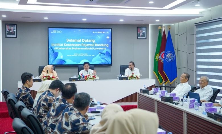 Suasana kunjungan studi banding Institut Kesehatan Rajawali Bandung di Universitas Muhammadiyah Purwokerto terkait persiapan pendirian Fakultas Kedokteran.