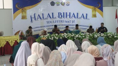 Suasana Halal Bihalal Idulfitri 1447 H Keluarga Besar Akademi Kesehatan Muhammadiyah Temanggung (AKMT) di aula, diikuti sivitas akademika dan pimpinan kampus.