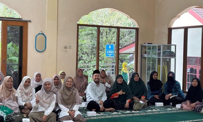 Peserta Pelatihan Branding dan Pemasaran Produk yang digelar PCNA Kranggan mengikuti kegiatan di ruang pertemuan di Kranggan, Temanggung.